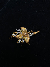 VCA Design 18KYG Flower&Leaves Motif w 31 Diamonds Brooch/Pin w $35K COA !!!} APR 57