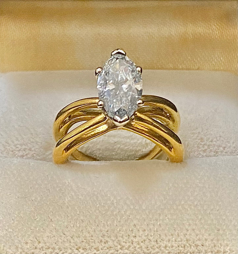 Beautiful 18K Yellow Gold with Marquise Diamond Ring - $30K Appraisal Value w/CoA} APR57
