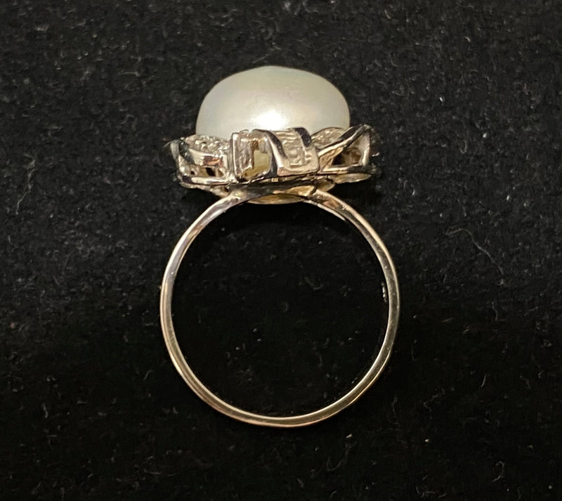Unique Design 18K White Gold with Fresh water Pearl & 18 Diamonds Ring - $15 Appraisal Value w/CoA} APR57
