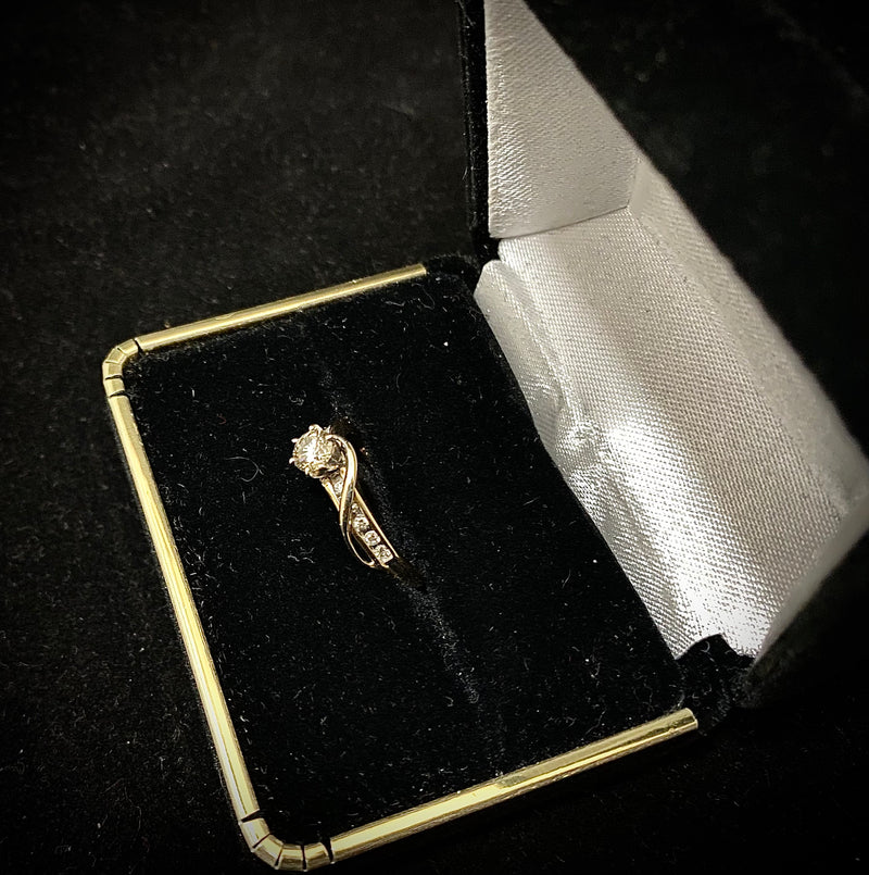 Solid Yellow Gold 11-Diamond Solitaire Engagement Ring - $6K Appraisal Value w/ CoA! } APR57